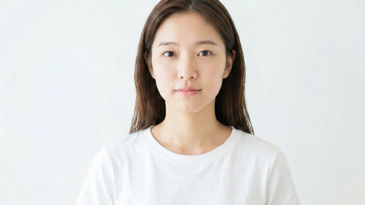 白咲碧的演员形象照，她身着简洁白色服装，神情自然清澈，展现出她标志性的清新气质